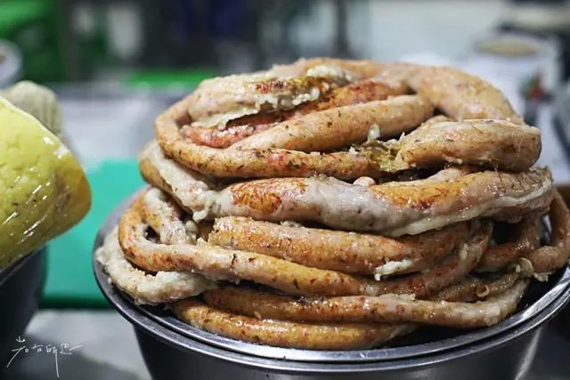 新疆和田夜市什么美食最好吃,和田夜市哪家的胡辣羊蹄好吃