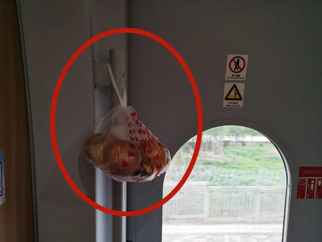 高铁怎么放行李,高铁有放行李的地方吗