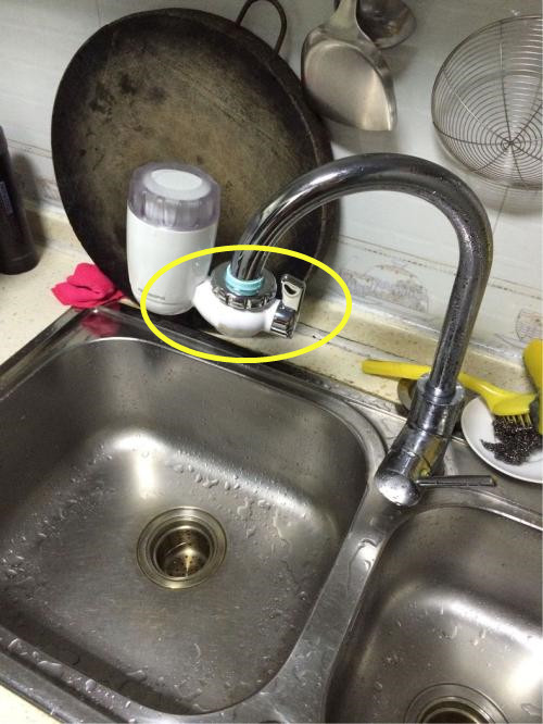 厨房水龙头底座与台面接触面漏水,厨房水龙头溅水到台面上