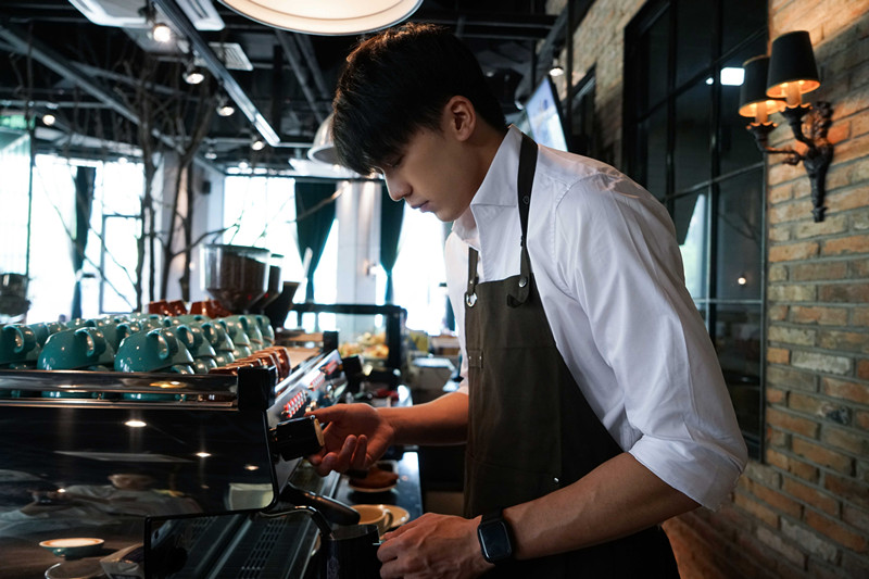 卢东旭受邀担任漫咖啡一日店长，极简白衣尽显撕漫少年特质