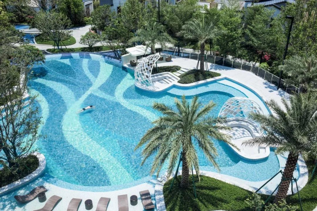 夏日泳池风景,夏日玩水胜地无边际泳池