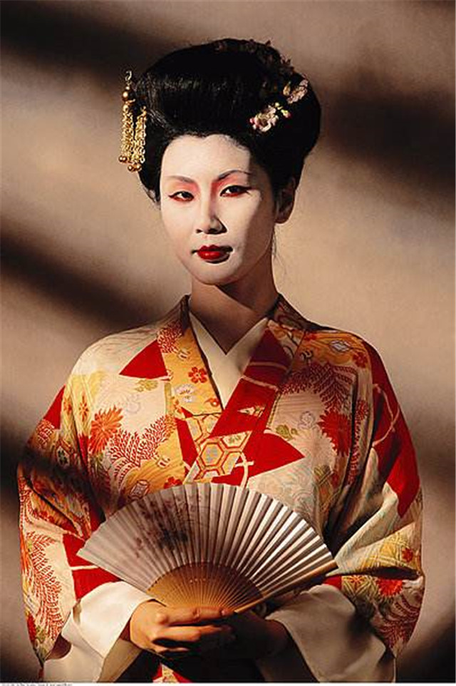 从纳凉工具到 “贵族标配”,日本折扇展示出哪些文化特色?