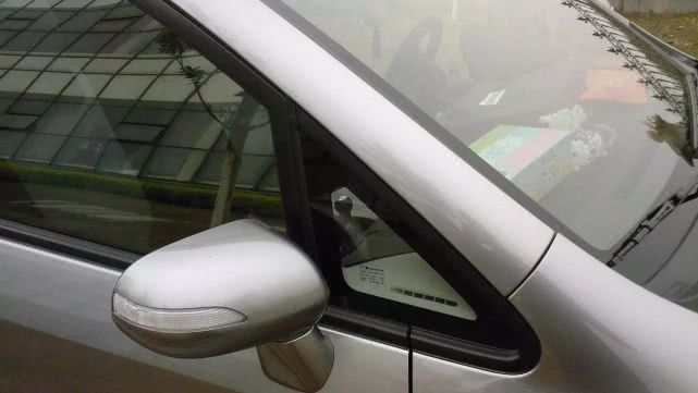 钥匙锁车内砸哪块玻璃最便宜,钥匙锁车里怎么砸玻璃