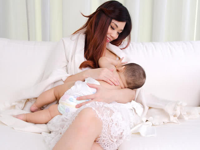 月子宝妈喂奶的正确方法,哺乳期妈妈下奶的饮食菜谱