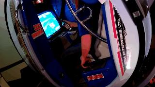 在北爱尔兰的荒野里，玩家找到了一台30年前限量发行的古董街机