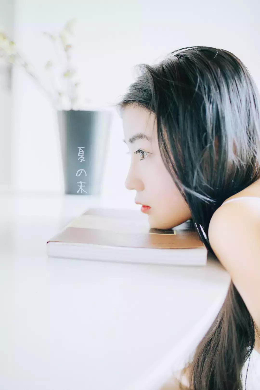 如何居家拍出自然写真照 (在家自己怎么拍出好看的照片写真)