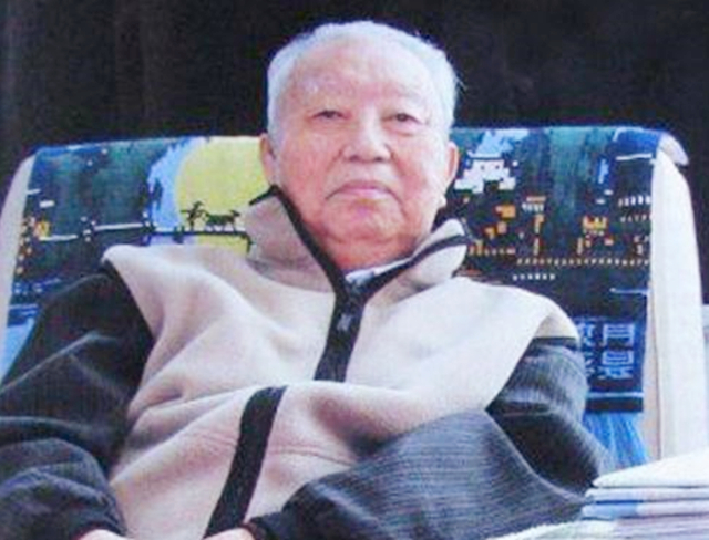 *国锋华**墓地：有很多老人鞠躬，回归卦山，不占民地