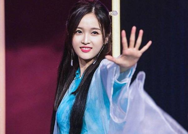 肖战为吴宣仪庆生,吴宣仪肖战撑伞