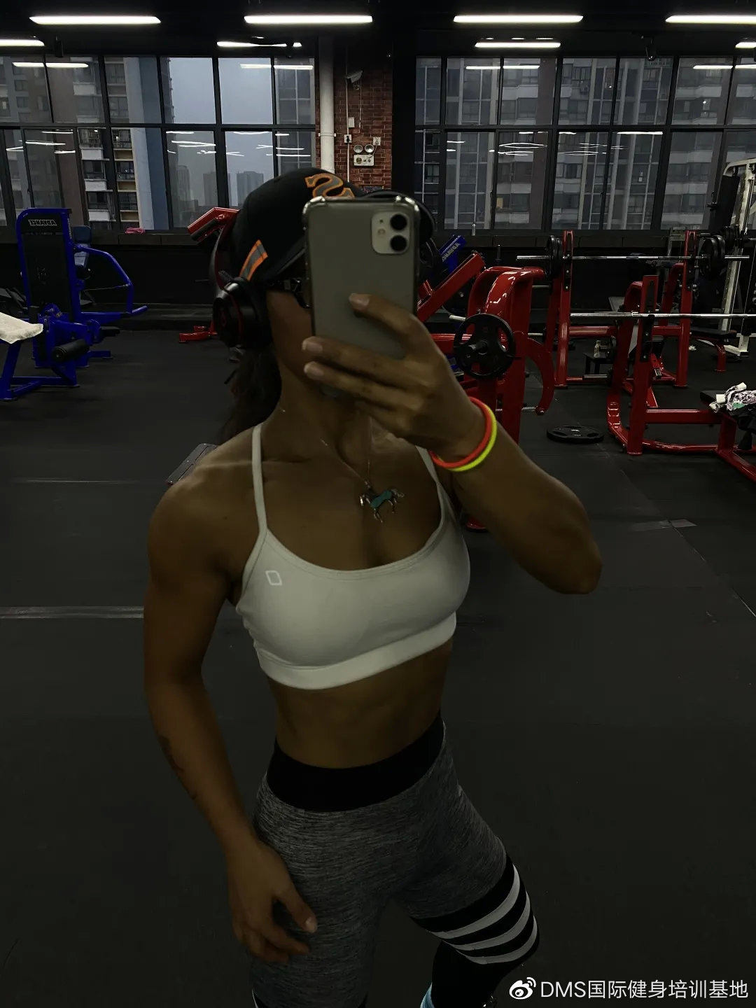 她，环游50+国家，40岁开始健身47岁登台参赛，她叫艾文仍在追梦