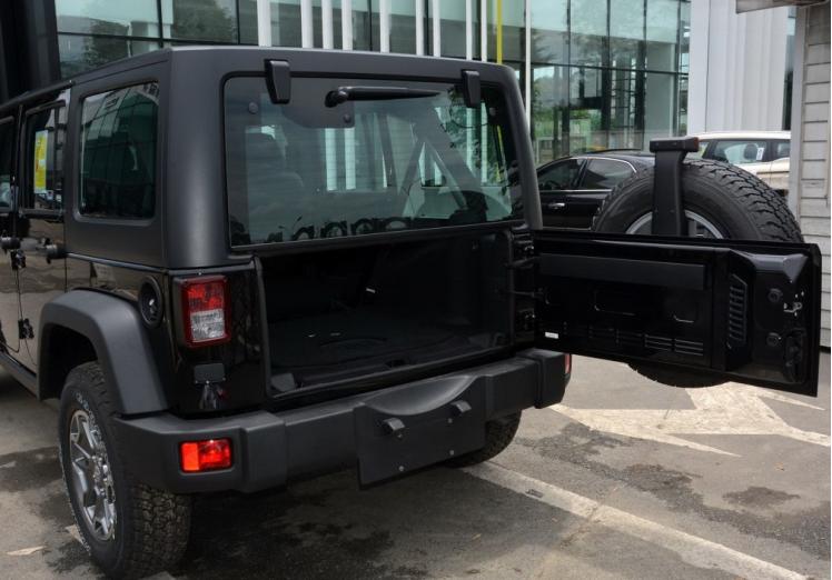 汽车后盖开启方向,汽车后盖的打开按键