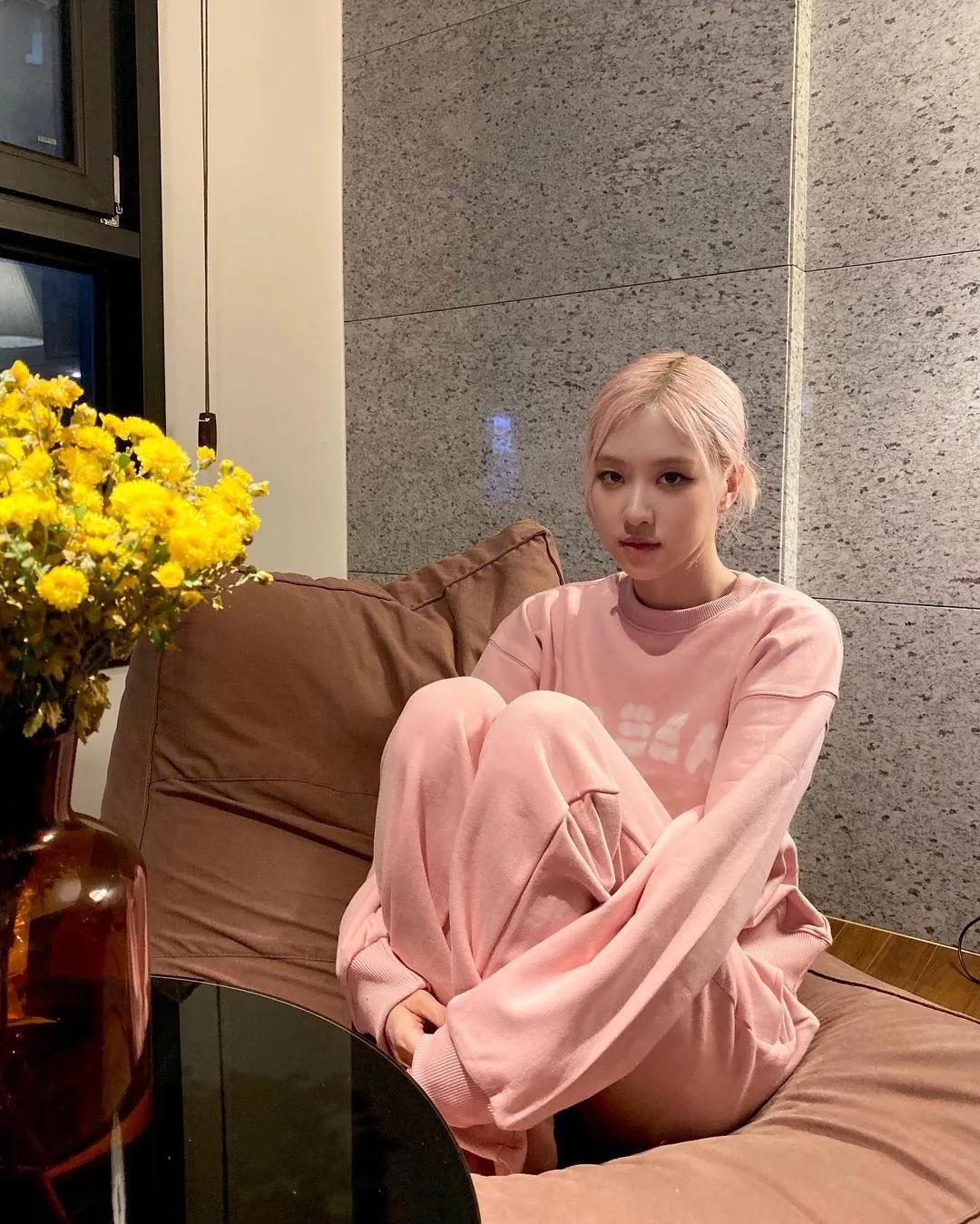 lisa和rosie秀恩爱,lisa与rosa在直播间接吻