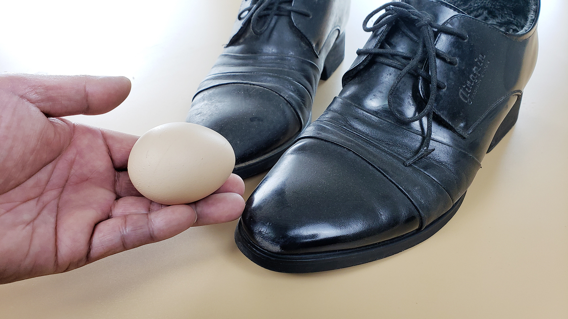 皮鞋鞋尖破皮了怎么修补,小白皮鞋破皮了怎样才能修复