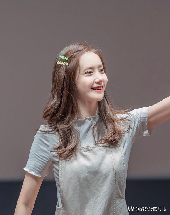 韩国美女林允儿礼服高清,林允儿身着白t恤