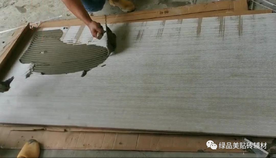 客厅地面铺大板瓷砖要不要刷背胶,瓷砖胶与大板瓷砖胶的区别