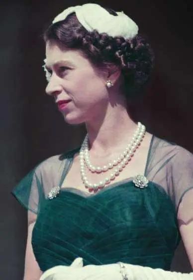 英国的女王年轻时的视频,英国女王服装从年轻穿到老年