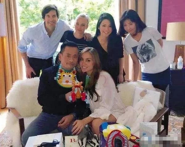 世纪恋崩了！收3亿分手费，4个孩子都不要了？