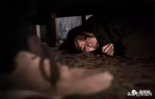 变态男*光脱**衣服藏在床底！泰国女子回家竟遭遇真人版《门锁》！