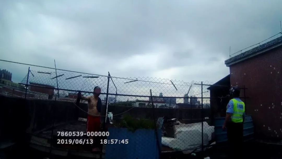 疯狗连咬5人民警果断处置,佛山三水狗咬人的事件