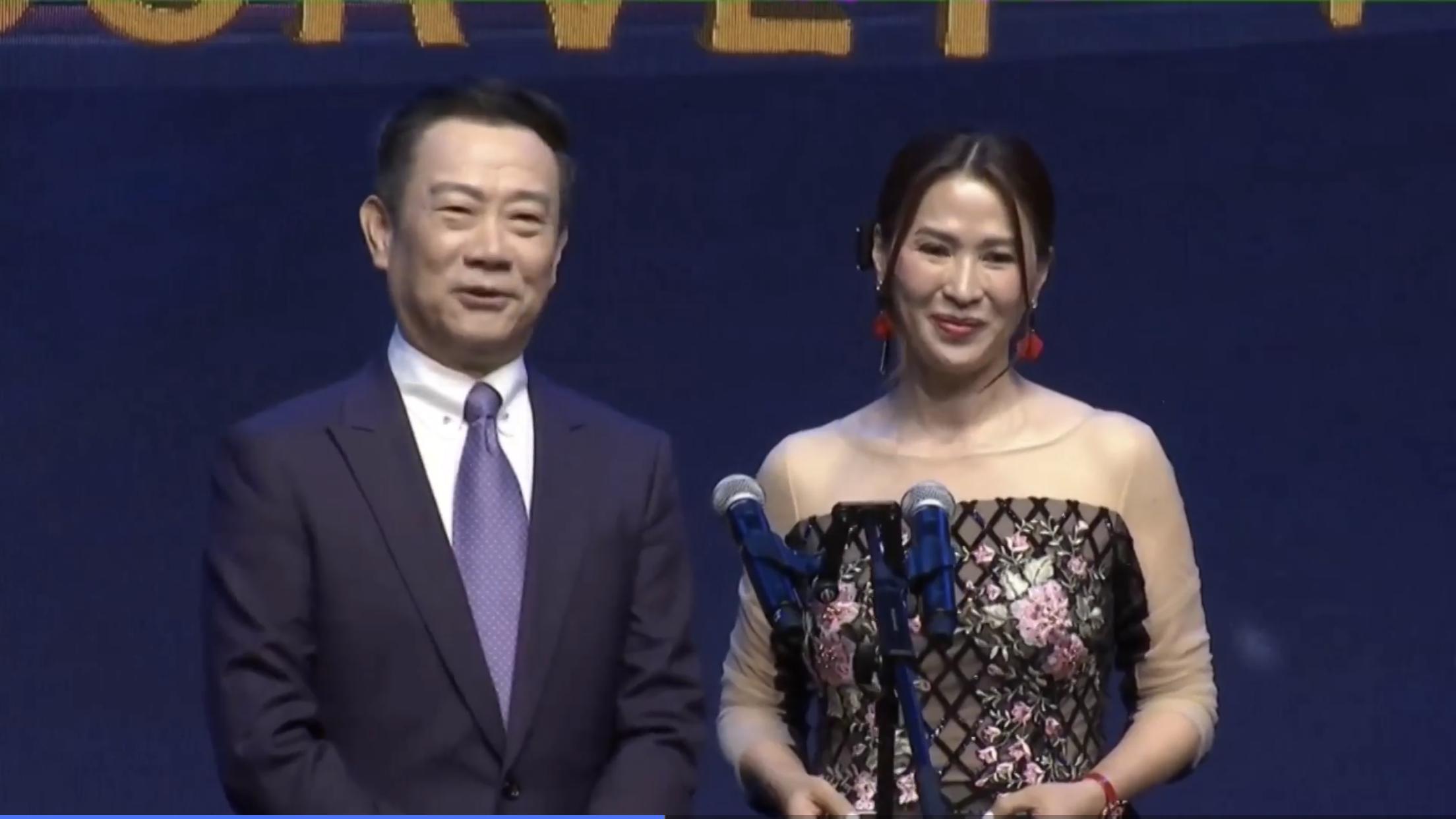 慈造姐姐盛装亮相华鼎奖李彩桦梁琤环姐于易洲担任颁奖嘉宾