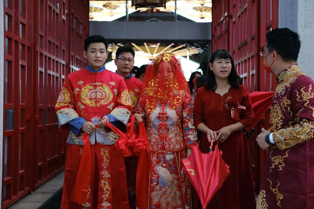 番禺｜太幸福啦！15对新人在莲花山举行集体婚礼，传统仪式有韵味