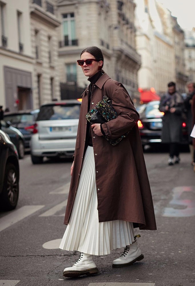 黑黄皮肤穿什么颜色的大衣显白,女士皮肤黑适合穿这6个颜色