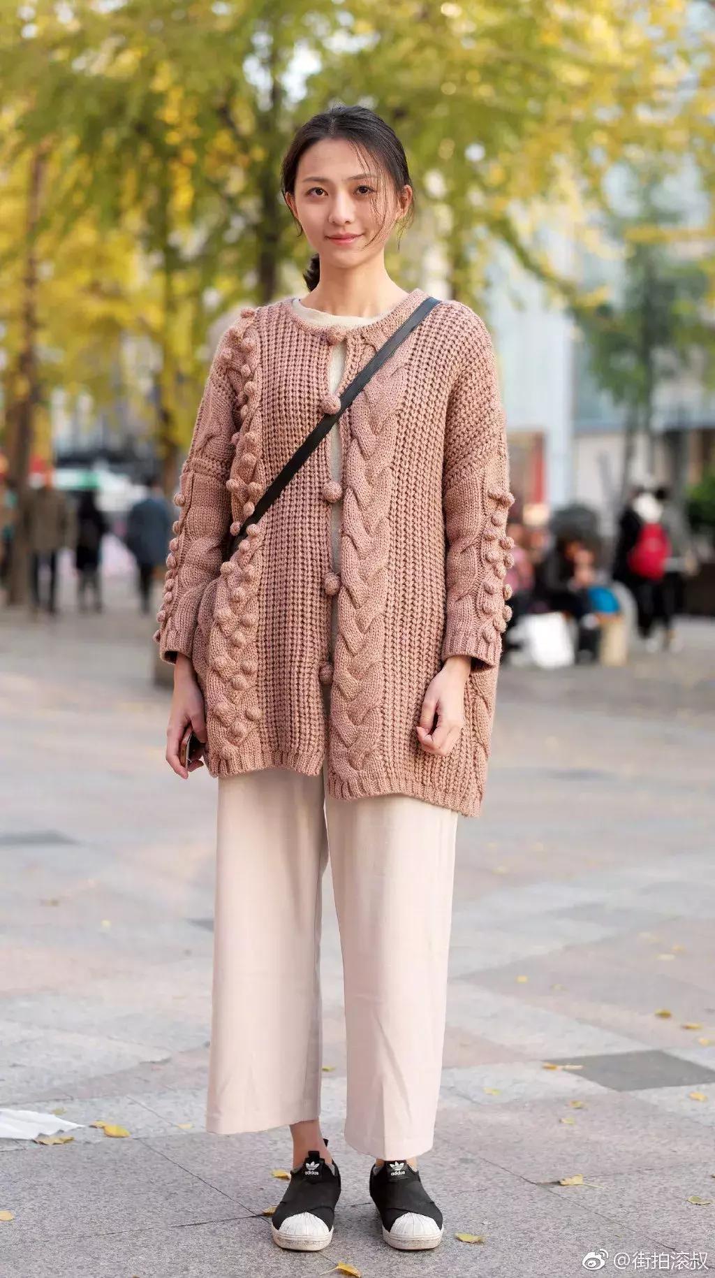 气质冬款裙子穿搭高级感,少女感十足的温柔风穿搭绿色毛衣