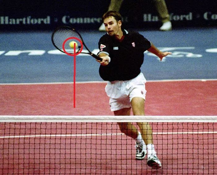 网球可以抛拍击球吗,网球过网击球怎么判定