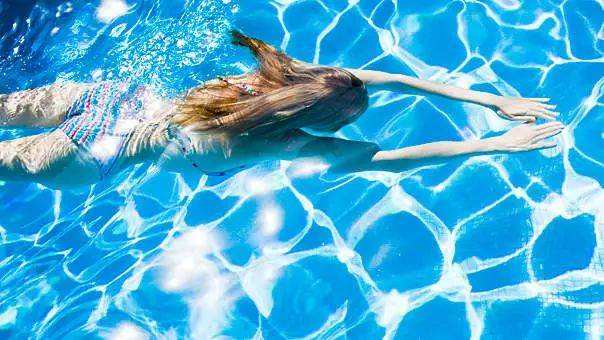 游泳后全身皮疹发痒，是不是撒尿的人太多了？