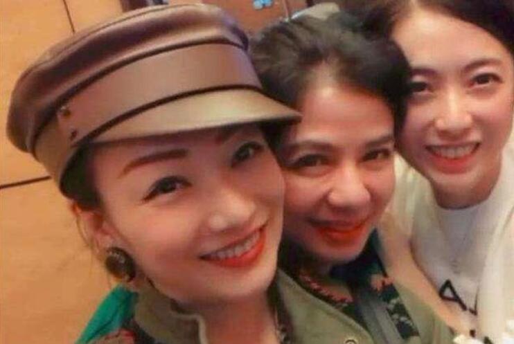 钟楚红与郑秀文甘比相聚开心合影,甘比钟楚红全部视频