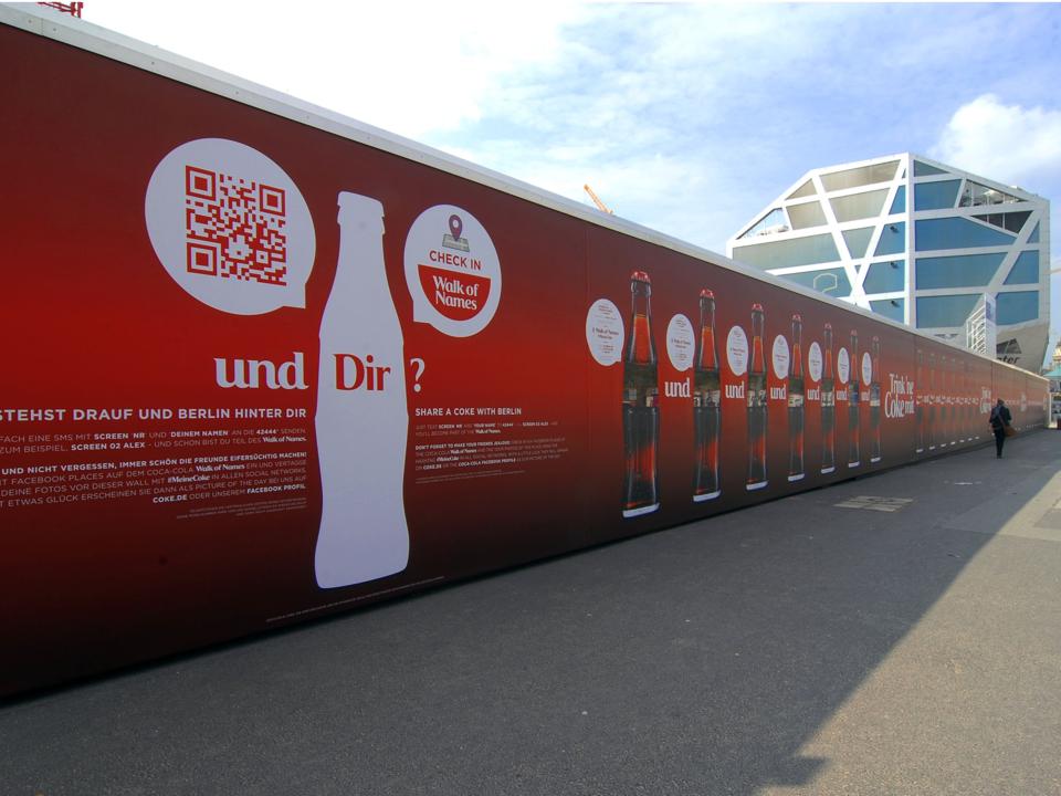 可口可乐透过瓶子看世界,可口可乐在中国的第一个广告