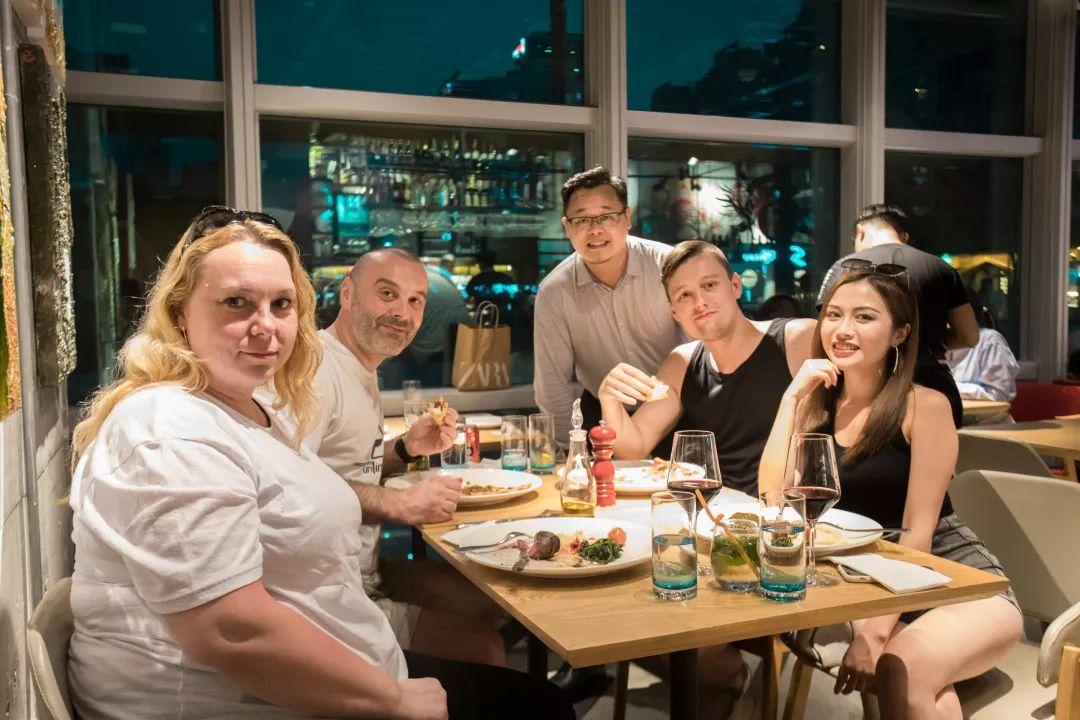 一挤就爆奶的超薄0.1pizza，被外国朋友吹上天