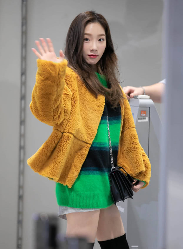 45kg的金泰妍穿皮大衣秒变54kg，微胖妹妹最好别试！