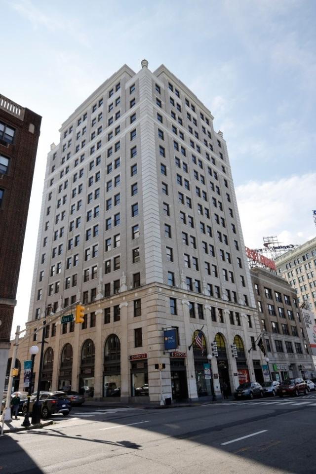 美国一男子从9层高楼坠落砸中汽车，奇迹生还