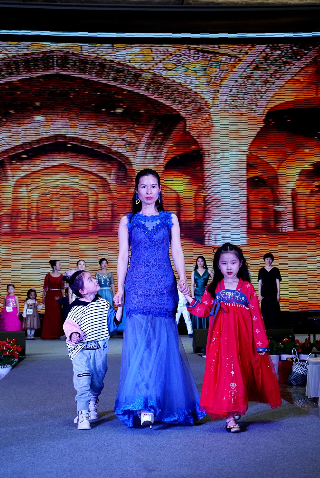 第六届郑州国际少儿时装周,亲子时装秀国潮