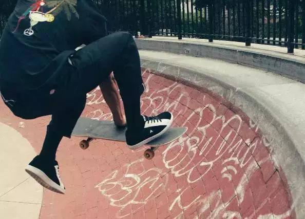 滑板鞋有没有轮子,滑板鞋vans配什么裤子