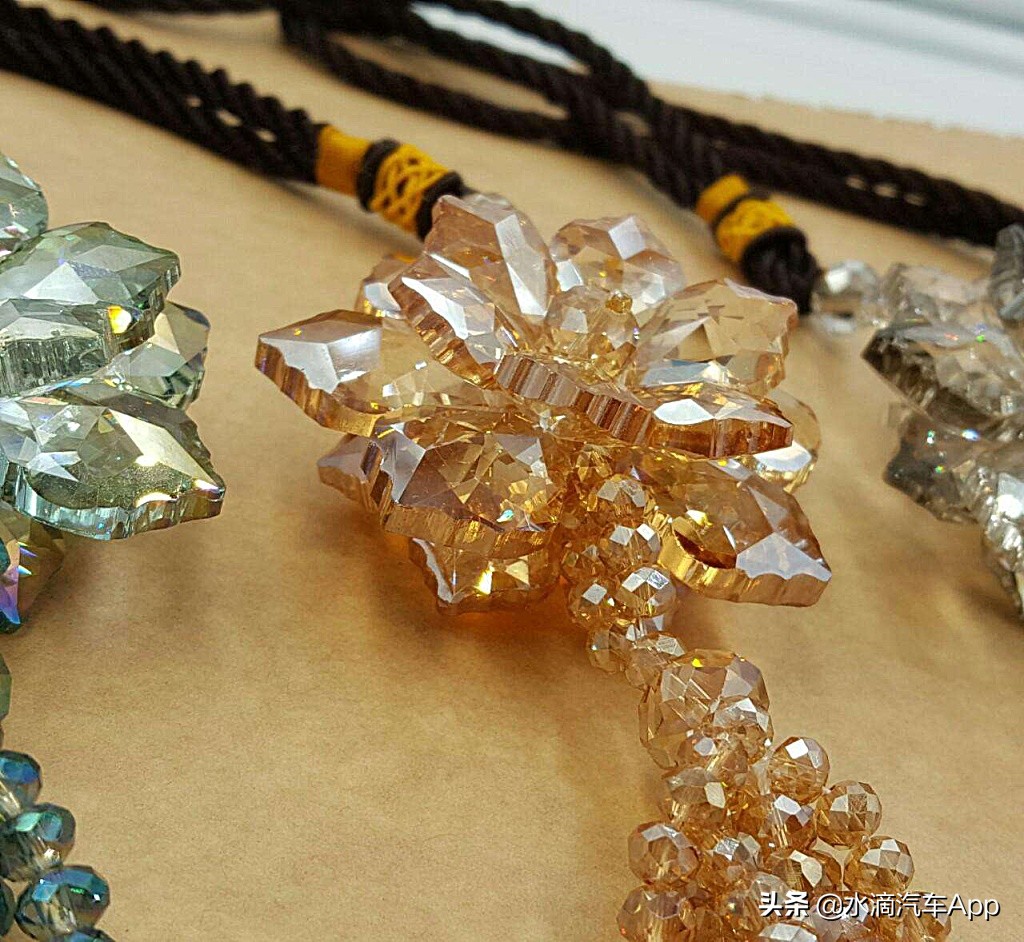 汽车放置装饰品隐患,车上放装饰品摆件有什么危险