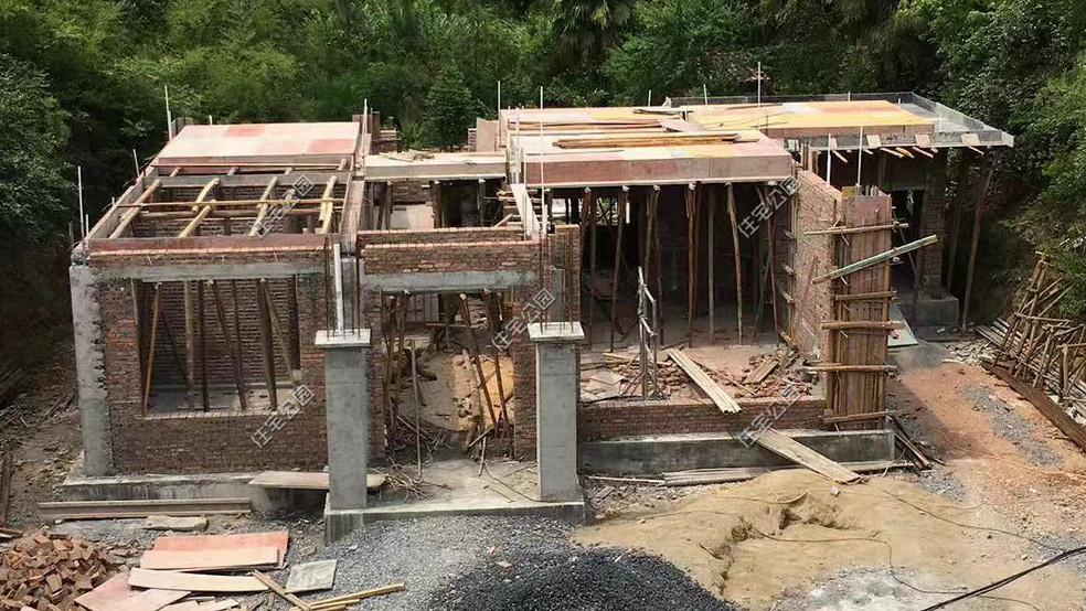 这栋农村别墅到底盖得有多好？光基础就花30吨水泥，惊艳十里八乡