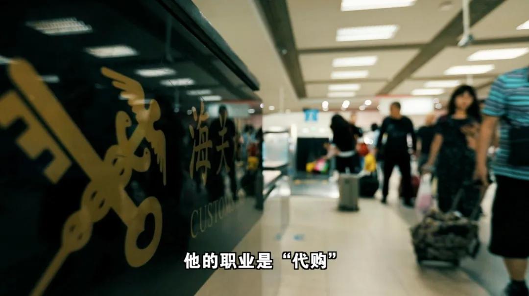 无人机飞出绿色不明物,夜晚高空飞过不明物体