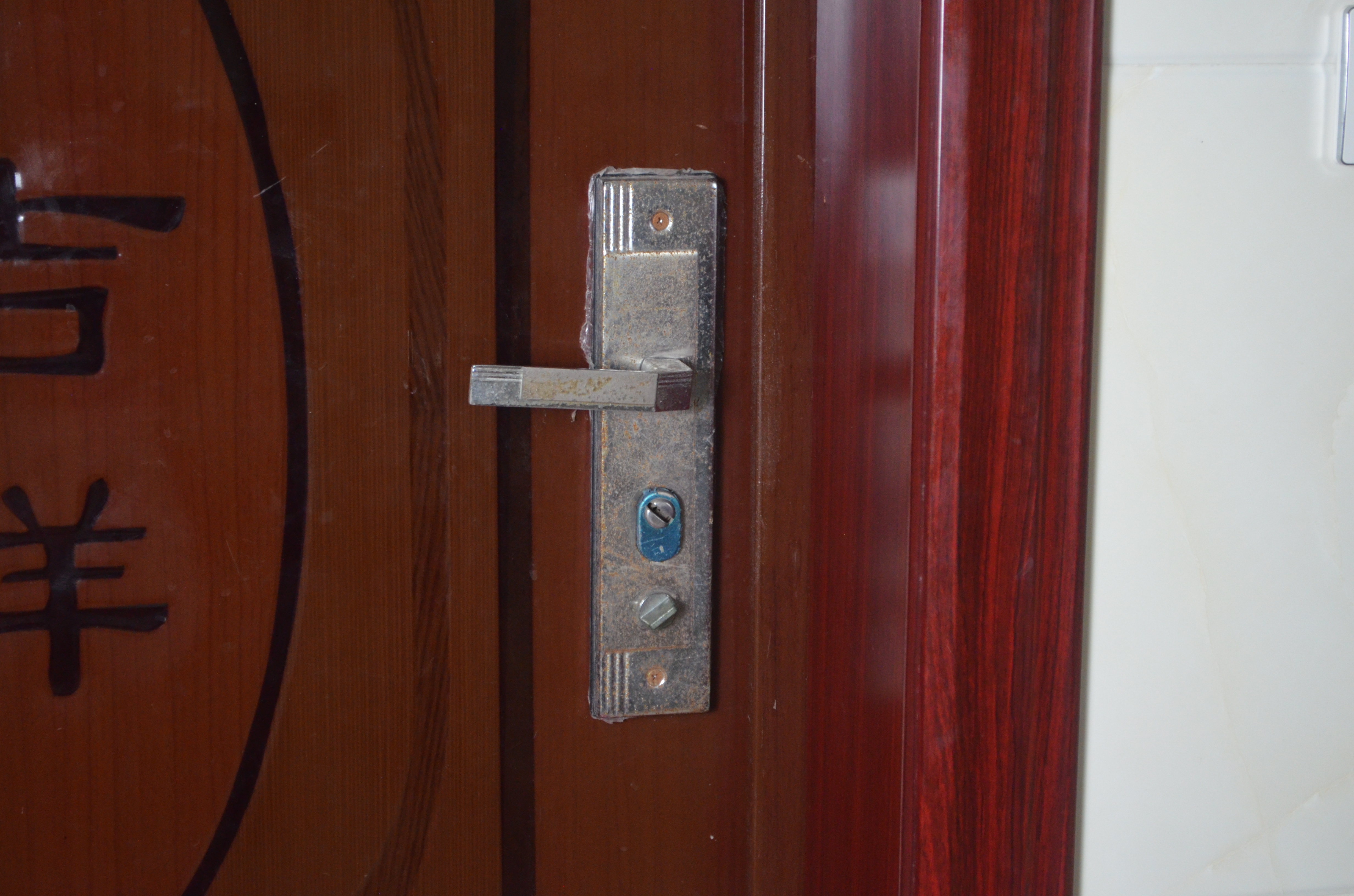 睡觉时在门上插一把钥匙的作用,睡觉前把钥匙插在门上有什么作用