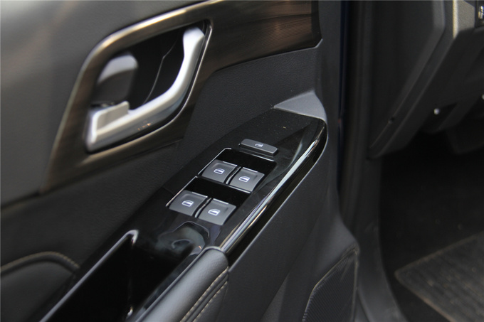 更年轻更舒适静态体验五十铃d-max,江西五十铃d-max哪款更值得买