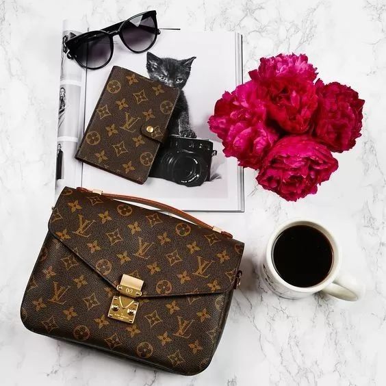 chanel和ysl包哪个好,chanel邮差大号