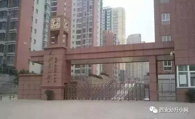 很多家长挤破头要去民办学校,西安家长挤破脑袋让孩子上的学校