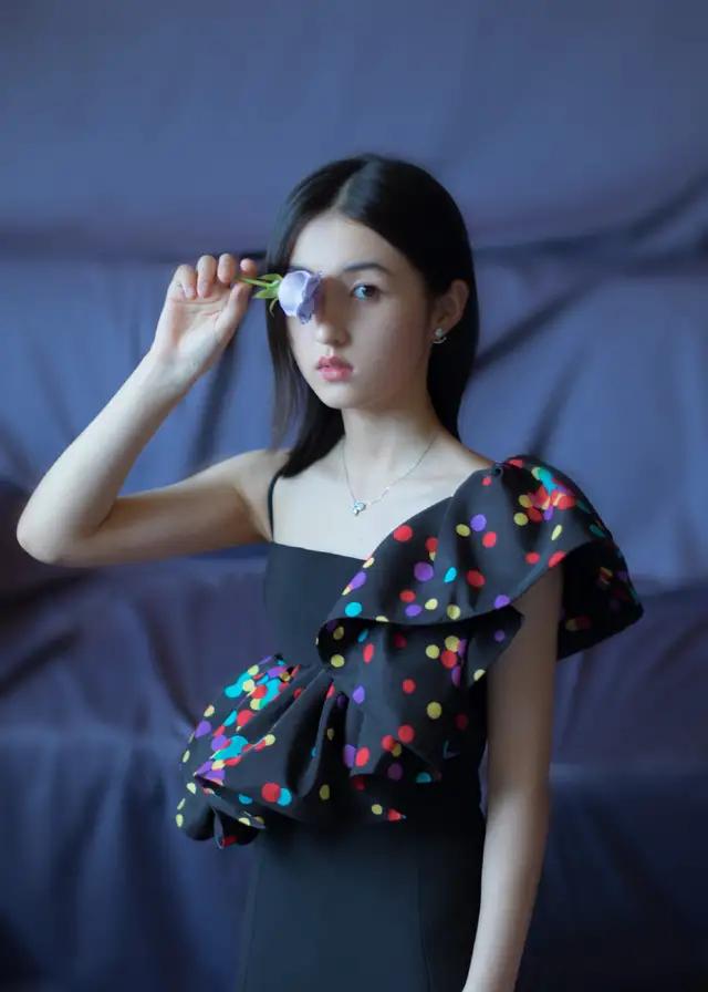 张子枫黑金撞色吊带裙高跟鞋,张子枫红色吊带裙造型图片