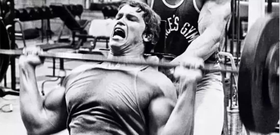 世界公认第一猛男,120斤男生卧推世界纪录