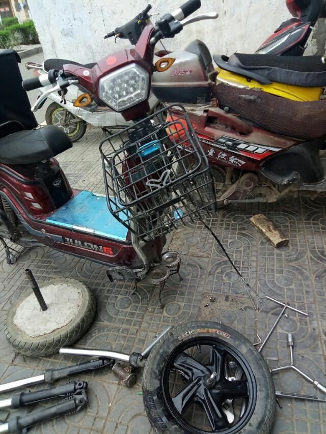 简易款电动车前叉前后晃动怎么修,电动车前叉变形怎么撬回去