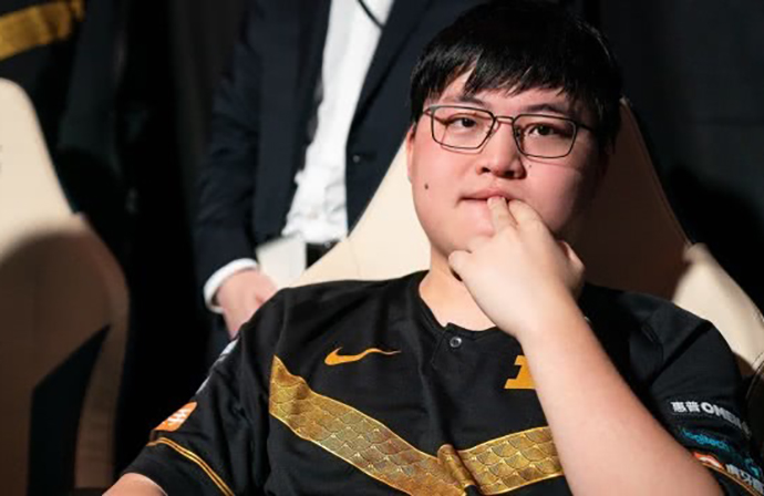 Uzi搬东西砸伤了脚,需要休息一段时间,夏季赛能否上场还是个谜