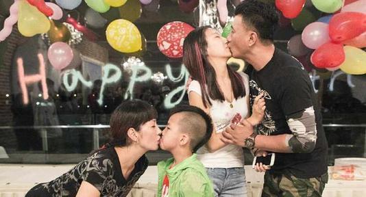 小贝和女儿接吻,小贝亲吻小七视频