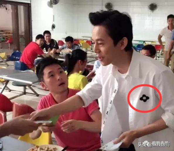 和小鲜肉牵手摸脸，又让人想到他7年前的瓜…