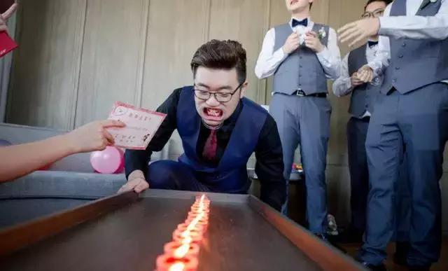 适合两个伴郎伴娘做的堵门游戏,整蛊伴郎几个游戏合适