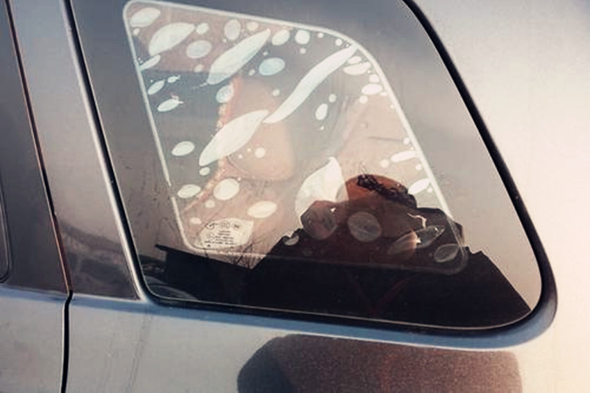 汽车前挡风玻璃边缘起泡有什么影响,汽车钢化玻璃自爆原因有哪些